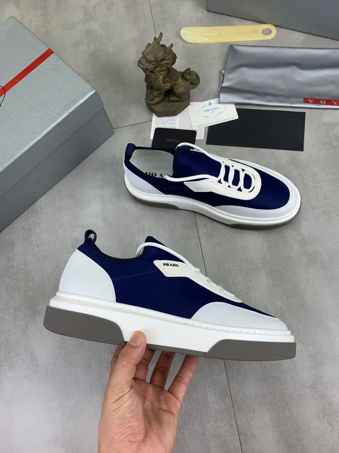 Men's shoes 💰P560💰[New style] popular models are on the official website, 🆘 Trendy brand (Prada) mainly promotes popular models, avant-garde and versatile fashion men's shoes private version mold opening, cowhide surface splicing 1:1.. Fashionable and simple, original imported cowhide lining cowhide feet; the atmosphere and personality are more fashionable, eye-catching and pursuing class. It will subvert the old idea and be a must-have for fashionistas with you! Must keep it for yourself! Tall and comfortable, large and low, high-end quality workmanship. Size: 38-44 3️⃣colors available.